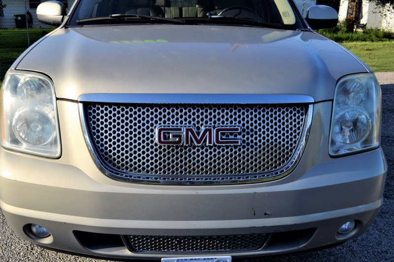 automobile-LE BOURGUET-min_gmc-yukon-truck-grill-2828425